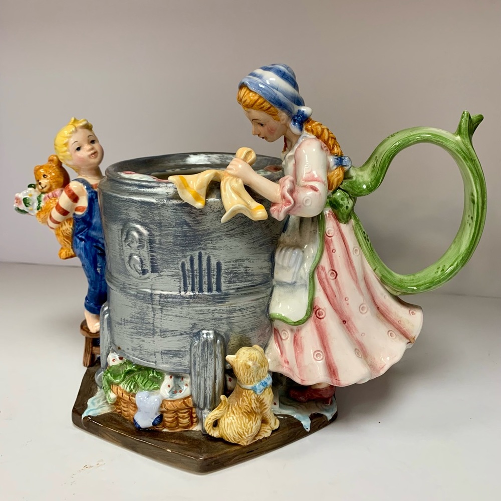 COPY - Ceramic Teapot/vase “Laundry Day" vintage no Lid